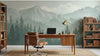 Papier Peint Panoramique Montagne Brume Vert affiché dans un bureau lumineux, ses teintes de vert sauge et jade évoquant une forêt de montagne silencieuse noyée dans le brouillard matinal