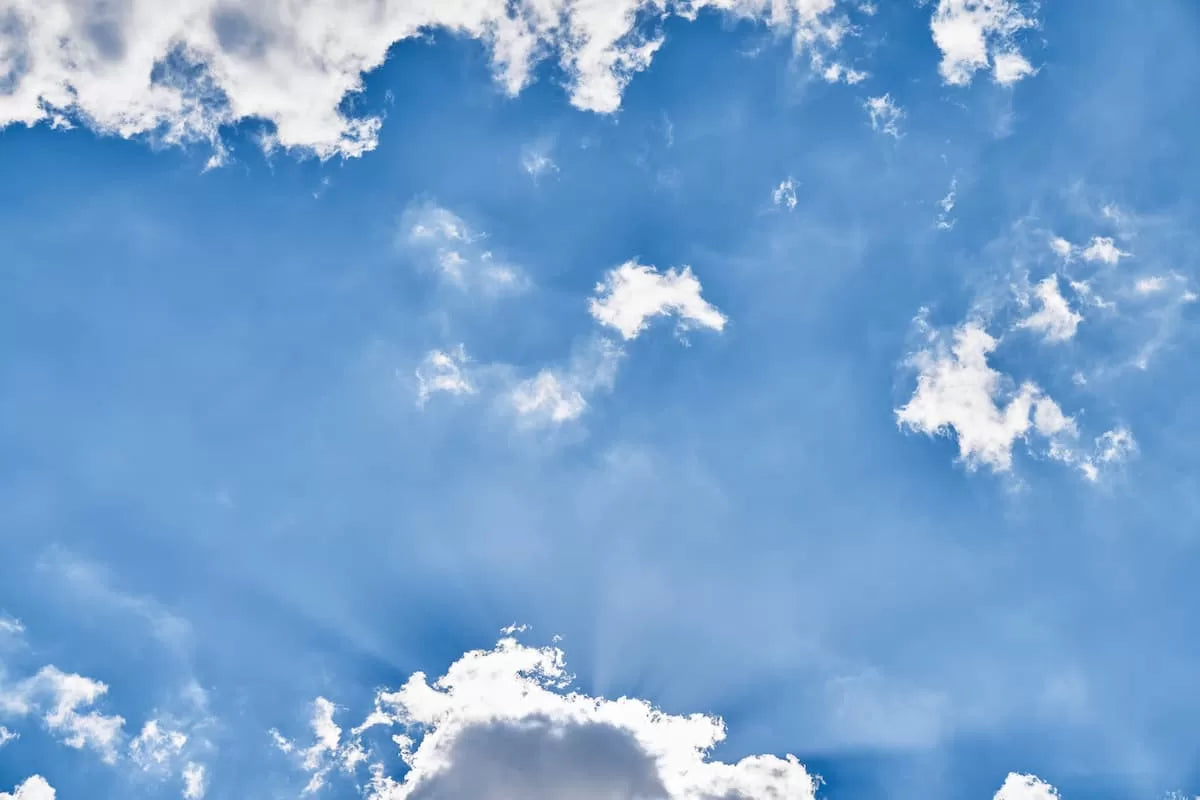 Papier peint panoramique ciel bleu couvert