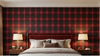 Chambre à coucher au style britannique classique ornée d'un Papier Peint Tartan Écossais Rouge et Noir, associé à des meubles en chêne sombre et une literie ivoire