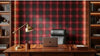 Échantillon plat de Papier Peint Tartan Écossais Rouge et Noir photographié en lumière naturelle, mettant en valeur les nuances vibrantes du rouge écarlate et du noir mat en motif croisé