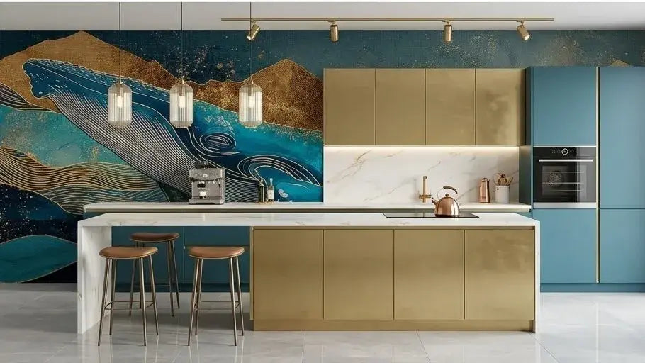 Vue détaillée du Papier Peint Baleine Bleue Montagnes d'Or et Vagues Abstraites illustrant des tourbillons de vagues expressives en or et bleu encadrant la silhouette élégante d'une baleine au milieu d'un paysage naturel fantasmagorique