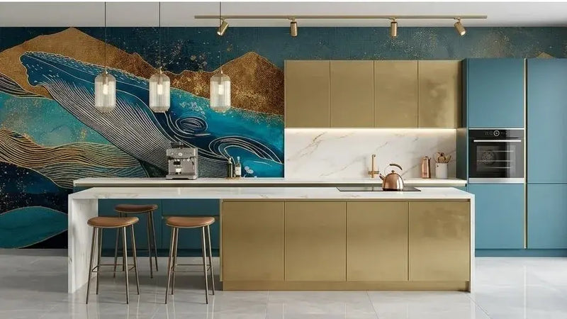 Vue détaillée du Papier Peint Baleine Bleue Montagnes d'Or et Vagues Abstraites illustrant des tourbillons de vagues expressives en or et bleu encadrant la silhouette élégante d'une baleine au milieu d'un paysage naturel fantasmagorique
