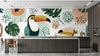 Chambre d'enfant décorée avec le Papier Peint Toucan et Fruits Tropicaux Blanc, créant une atmosphère jungle festive et chaleureuse grâce à ses motifs colorés de toucans et de feuillages exotiques