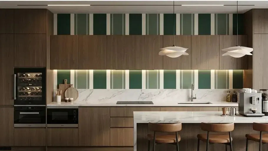 Rouleau déroulé de papier peint rayures vert sauge et crème révélant un motif graphique doux et contemporain sur fond clair