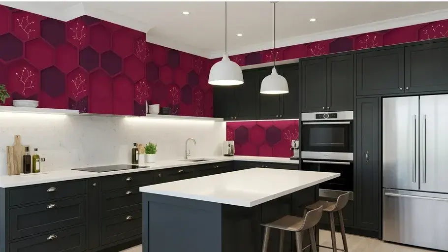 Chambre adulte sophistiquée ornée d'un Papier Peint Bordeaux Géométrique aux losanges symétriques créant un effet de profondeur saisissant sur les murs