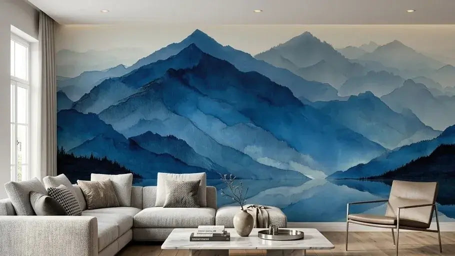 Décor mural immersif inspiré d'un paysage montagneux brumeux, sublimé par des touches d'aquarelle bleue translucide et apaisante