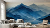 Décor mural immersif inspiré d'un paysage montagneux brumeux, sublimé par des touches d'aquarelle bleue translucide et apaisante