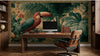 Détail artistique d'un Papier Peint Toucan Tapisserie Jungle Ancienne présentant un style gravure ancienne avec des contours fins et des teintes sépia rehaussées de touches de couleurs vives tropicales