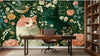Rouleau de Papier Peint Chat Vert au Style Vintage de Jardin Anglais dévoilant un motif répétitif de chats vert olive élégamment dessinés sur fond crème vieilli parsemé de roses anglaises et de fougères