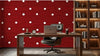Échantillon plat de Papier Peint Rouge à Pois Blancs posé sur un bureau de designer, illustrant la richesse chromatique du rouge bordeaux et le contraste saisissant des pois blancs