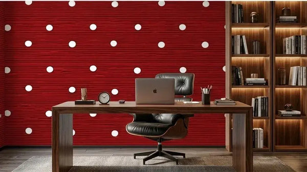 Échantillon plat de Papier Peint Rouge à Pois Blancs posé sur un bureau de designer, illustrant la richesse chromatique du rouge bordeaux et le contraste saisissant des pois blancs
