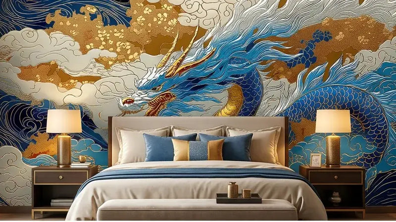 Détail artistique d'un Papier Peint Dragon Japonais Bleu et Or illustrant un dragon crachant des flammes stylisées dans un tourbillon de nuages dorés sur fond bleu nuit profond