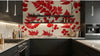 Gros plan sur les détails graphiques d'un Papier Peint Rouge et Blanc Motif Feuillage Matisse, mettant en valeur les silhouettes de feuilles contrastées et les lignes fluides
