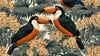 Papier Peint Toucan Feuillage Exotique Orange et Noir représentant un toucan majestueux aux plumes éclatantes perché sur une branche tropicale entourée de grandes feuilles vertes luxuriantes
