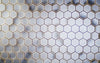 Papier peint géométrique hexagone gris et doré