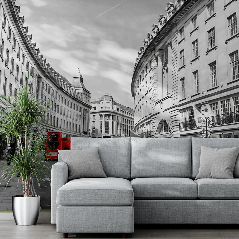 Papier peint Papier peint panoramique bus rouges dans une rue noir et blanc est sophistiquée