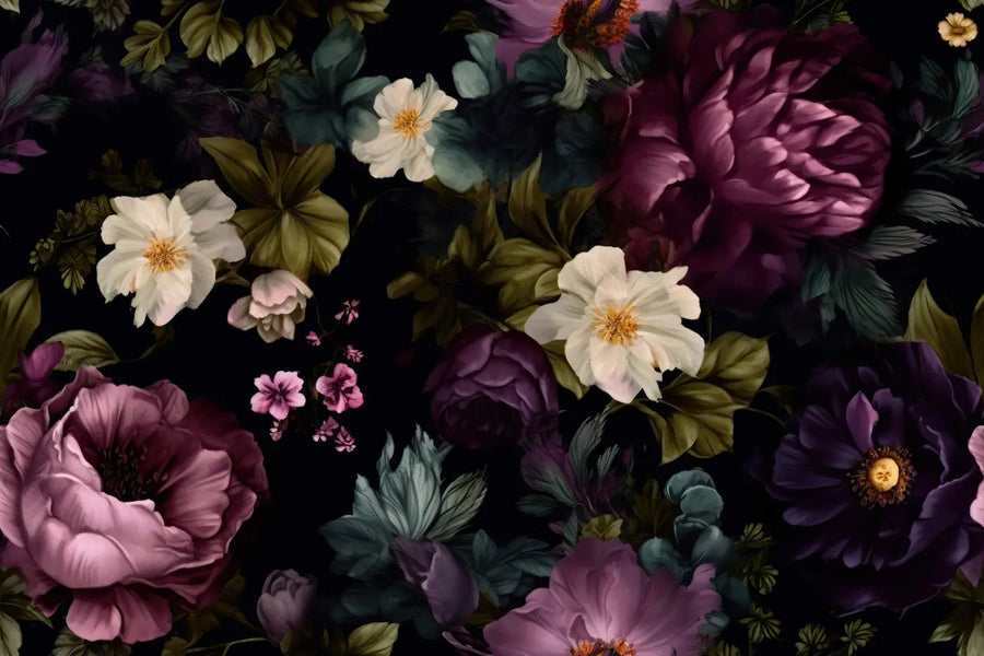 Papier peint fleuri sur fond noir : roses et pivoines prune, roses et blanches sur fond noir