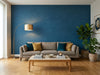 Papier peint bleu canard uni posé dans un salon avec canapé taupe, coussins dorés et lampadaire arc