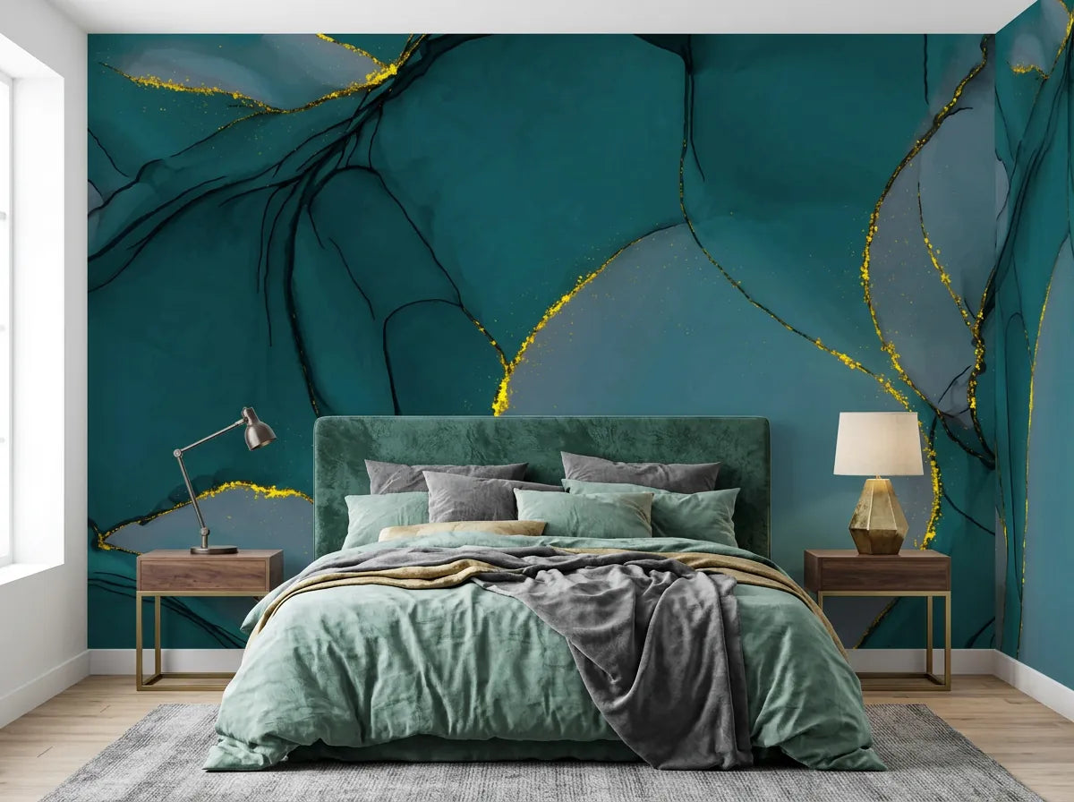 Papier peint bleu canard et or effet marbre posé derrière un lit au linge vert sauge dans une chambre