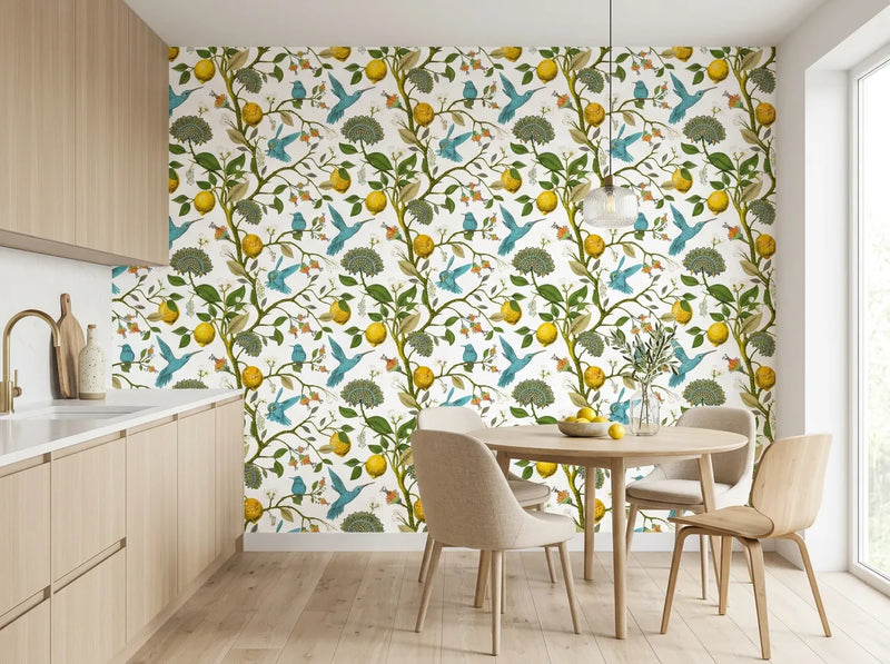 Papier peint citrons et oiseaux posé dans le coin repas d'une cuisine avec table ronde en bois clair