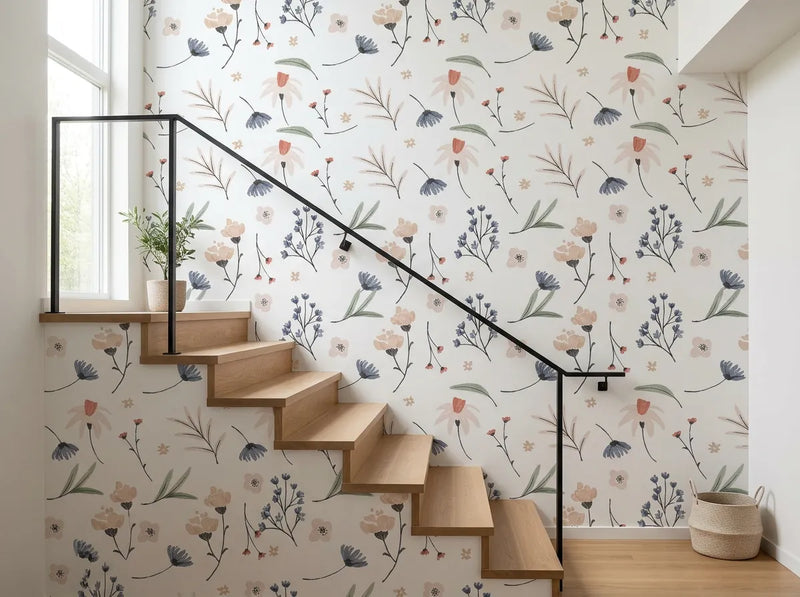 Papier peint couloir fleuri posé le long d'un escalier moderne aux marches en bois clair