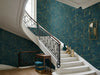 Papier peint couloir moderne bleu canard et or posé dans une cage d'escalier classique en colimaçon