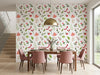 Papier peint fleuri pour cuisine posé dans une salle à manger avec table en bois et chaises roses