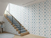 Papier peint intissé couloir à motif de gouttes bleu-gris posé dans une cage d'escalier moderne