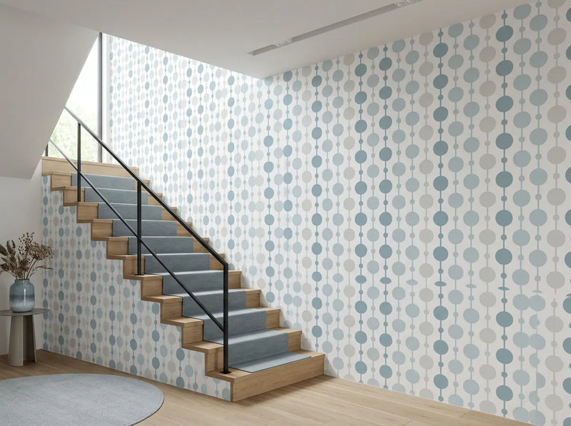 Papier peint intissé couloir à motif de gouttes bleu-gris posé dans une cage d'escalier moderne