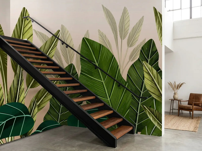 Papier peint jungle couloir à grandes feuilles posé derrière un escalier industriel en acier noir