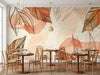 Papier peint jungle terracotta posé dans un restaurant avec tables rondes et chaises en bois courbé