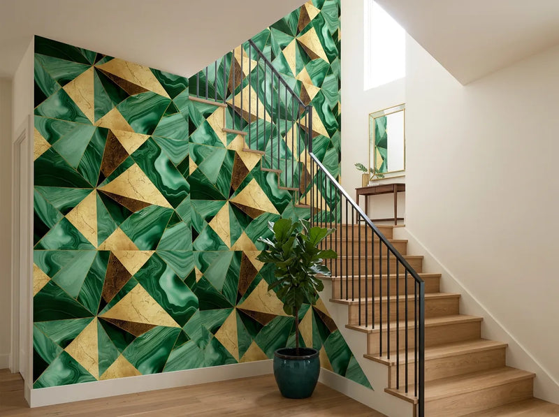 Papier peint motifs géométriques doré moderne posé dans une cage d'escalier aux marches en bois