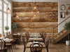 Papier peint mur de rondins de bois posé dans un restaurant chaleureux avec tables et chaises en bois