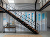 Papier peint panoramique couloir blanc et nuages posé derrière un escalier industriel en acier noir