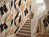 Papier peint panoramique couloir à grandes feuilles posé dans l'escalier d'une maison avec rampe blanche