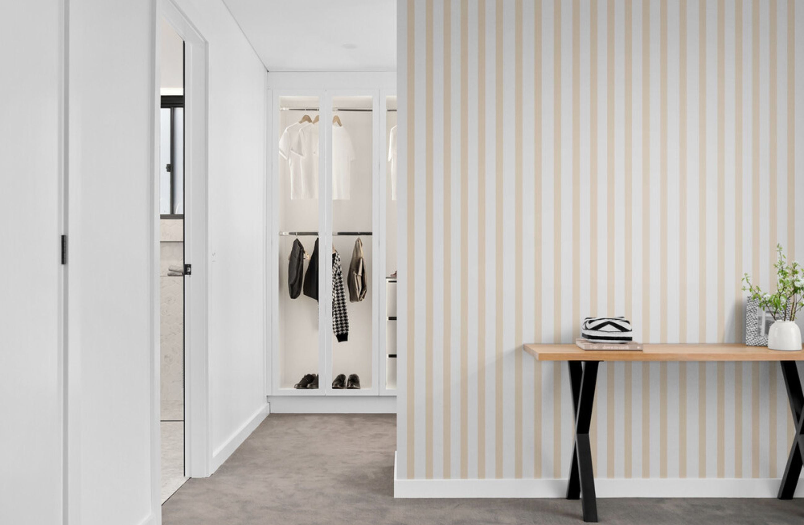 Papier peint intissé rayures mur deco
