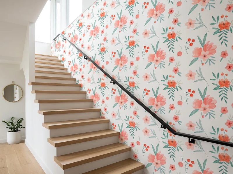 Papier peint rose poudré fleurs posé le long d'un escalier moderne aux marches en bois clair