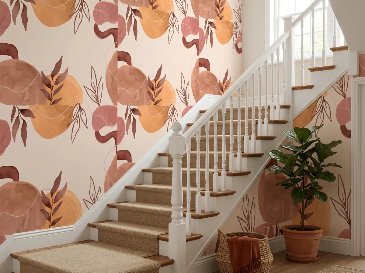 Papier peint terracotta bohème chic posé dans la cage d'escalier d'une maison avec rampe blanche