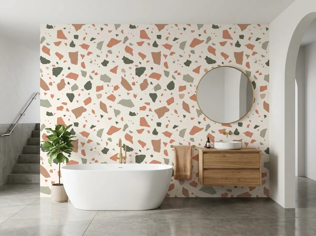 Papier peint terrazzo terracotta posé dans une salle de bain avec baignoire îlot et meuble vasque en bois